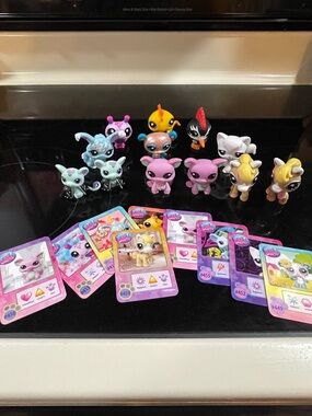 Littlest Pet Shop Bundle 12 pets in this set with some cards misc accessories